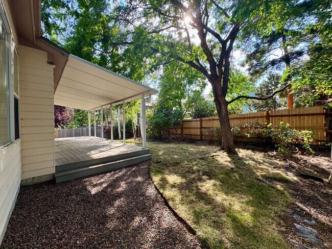 Building Photo - Available October 10th is this open layout 5 bedroom home in Green Mountain!