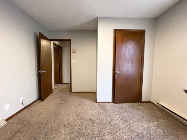 Building Photo - 2213 E Memorial Dr