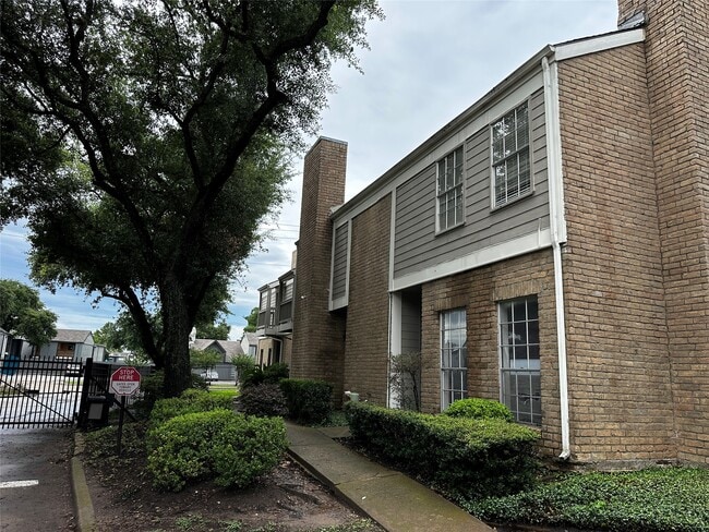Building Photo - 11710 Southlake Dr