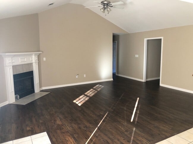 Building Photo - 327 Autumn Dr