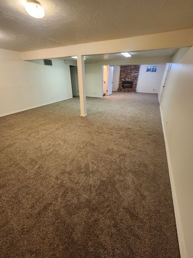 Building Photo - SINGLE FAMILY HOME ON HILLCREST (APP#72)
