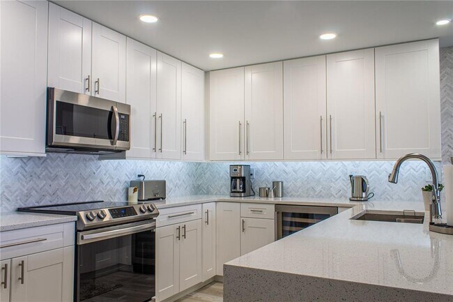 Building Photo - 400 Island Way
