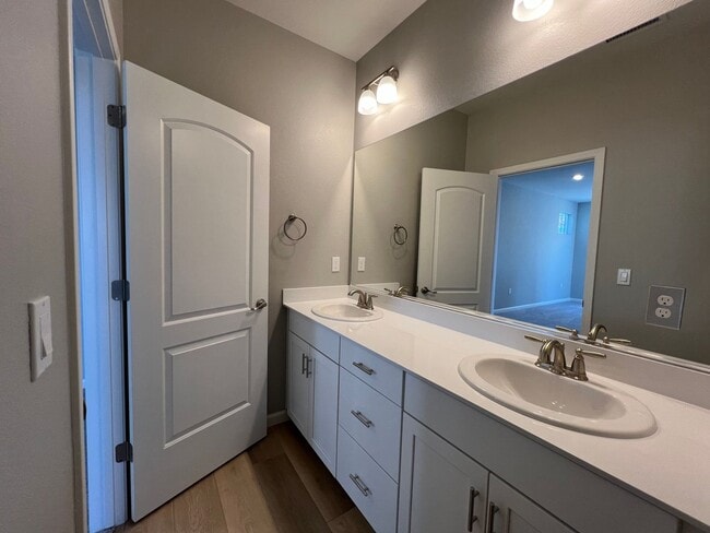 Building Photo - 4/2.5 GORGEOUS Townhome in Minden!