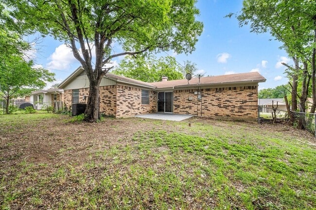 Building Photo - 6301 Sunnybrook Dr
