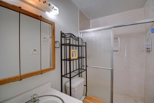 Building Photo - 931 Country Club Dr SE