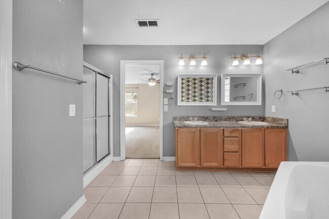 Building Photo - Big Kitchen, Big Yard, Big Comfort – Your Next Home Awaits!