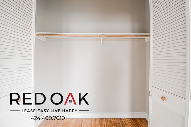 Building Photo - 109 S Sycamore Ave