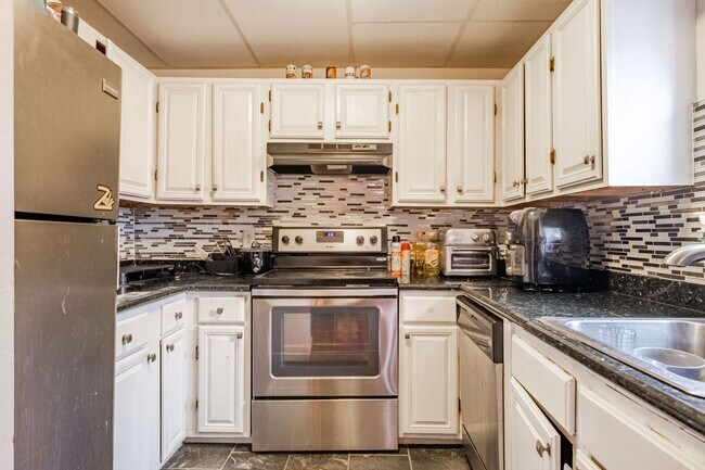 Building Photo - Amazing South Side Flats luxury remodel