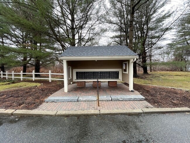 Building Photo - 28 Essex Green Ln