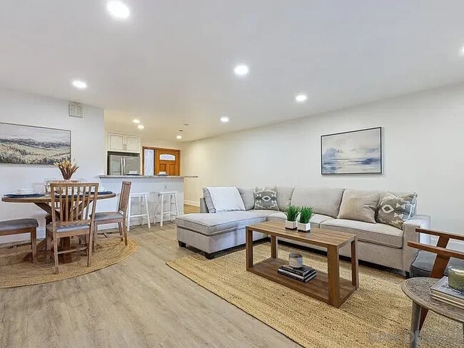 Building Photo - 8860 Villa La Jolla Dr