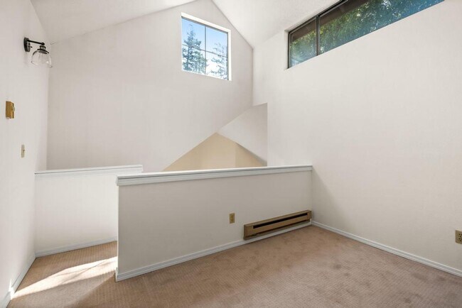 Building Photo - Stylish Lake Oswego 1 Bedroom Condo with Loft — Walk to Shops & Parks