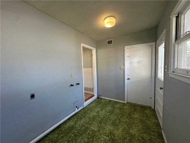 Building Photo - 117 Holly Dr