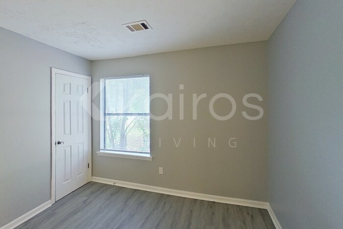 Building Photo - 8959 Ashwood Dr