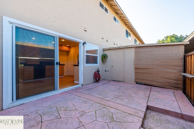 Building Photo - Cozy 3 Bed 1.5 Bath Town Home w/ Private Patio