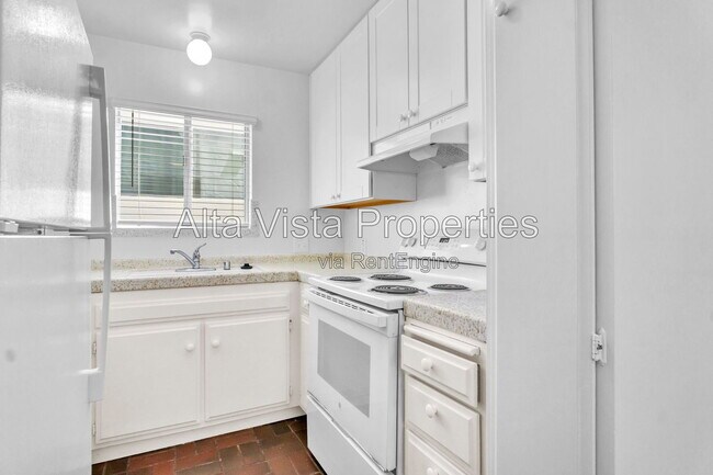 Building Photo - 325 Rosemont St