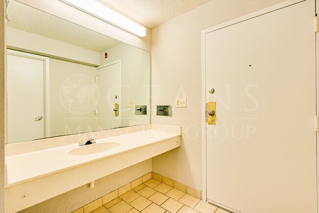 Building Photo - Beachfront Unit in Daytona Beach
