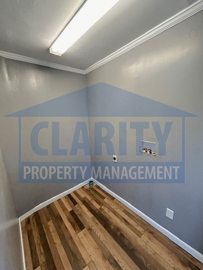 Building Photo - Centrally located 2 bed, two bathroom home!