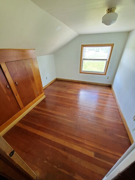 Upstairs NW Bedroom - 8295 Limeridge Rd
