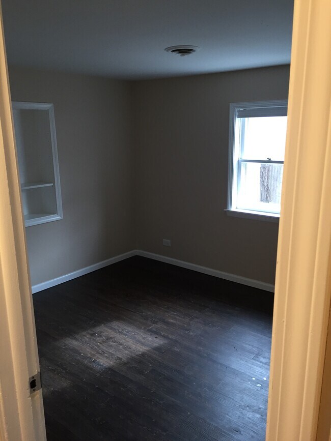 Building Photo - 517 Waukegan Rd