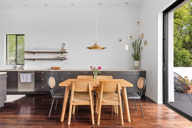 Building Photo - Architectural Contemporary with Panoramic ...