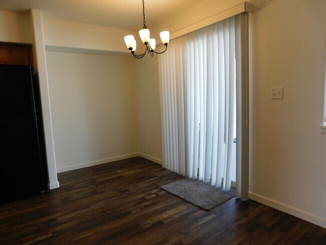 Building Photo - Townhome Near Shopping