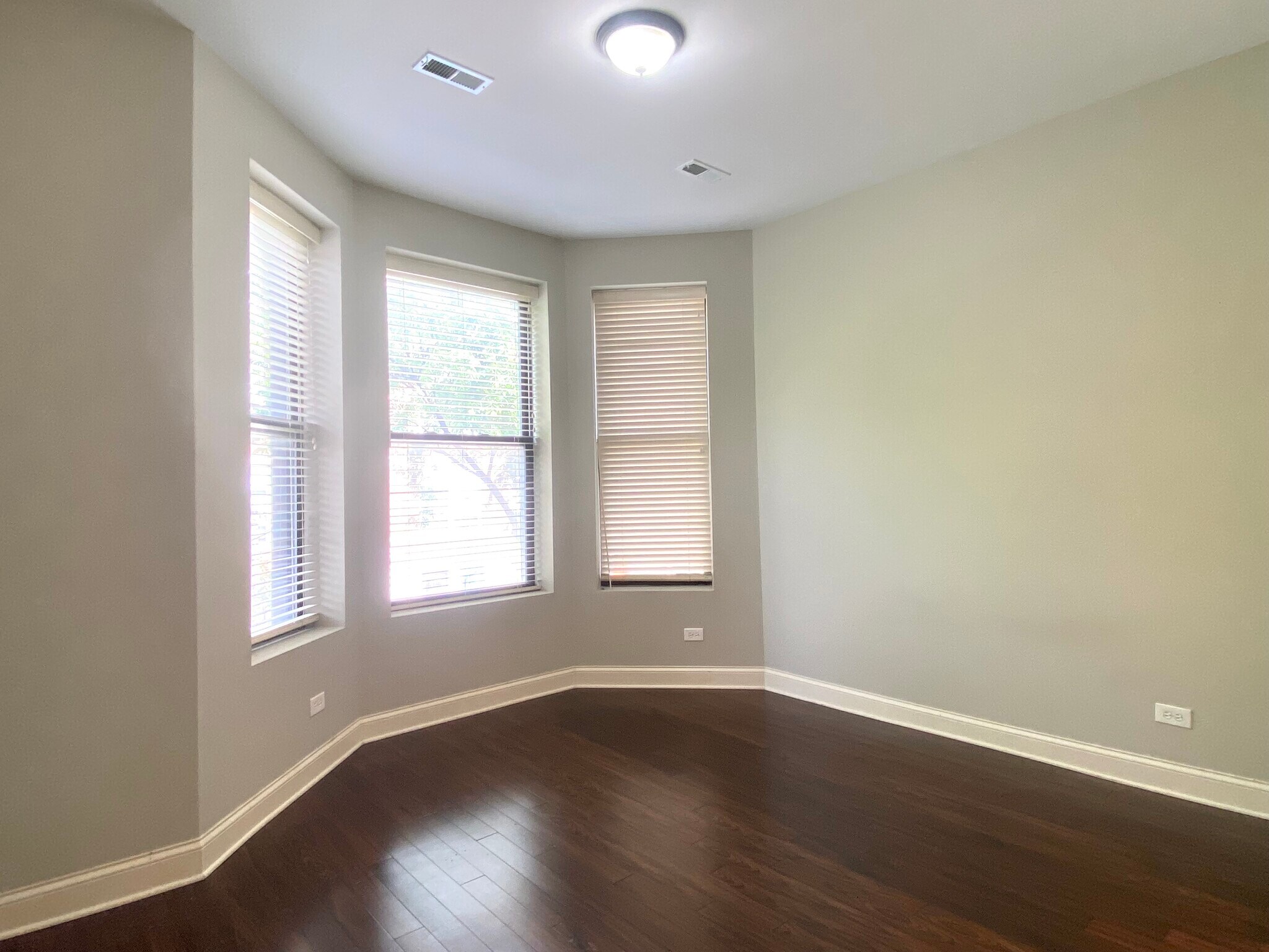 Building Photo - 1312 N Claremont Ave