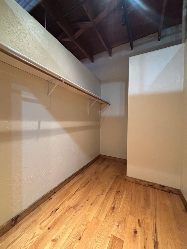 Building Photo - Large One Bedroom One bath Loft Apartment ...