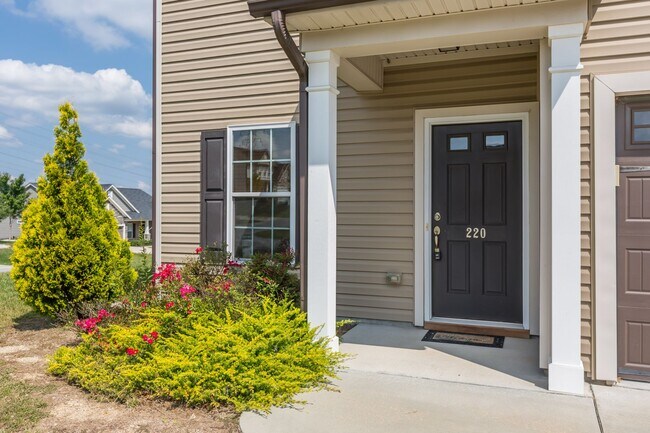 Building Photo - Beautiful 3-Bedroom Home with Fireplace an...