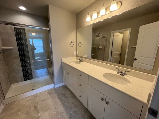 Building Photo - Immaculate Townhome Close to Woodmen and P...