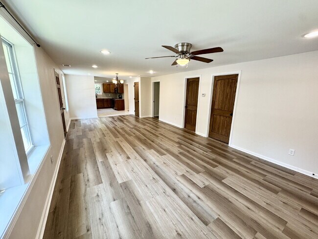 Building Photo - 3 bedroom, 2 bathroom in Seneca