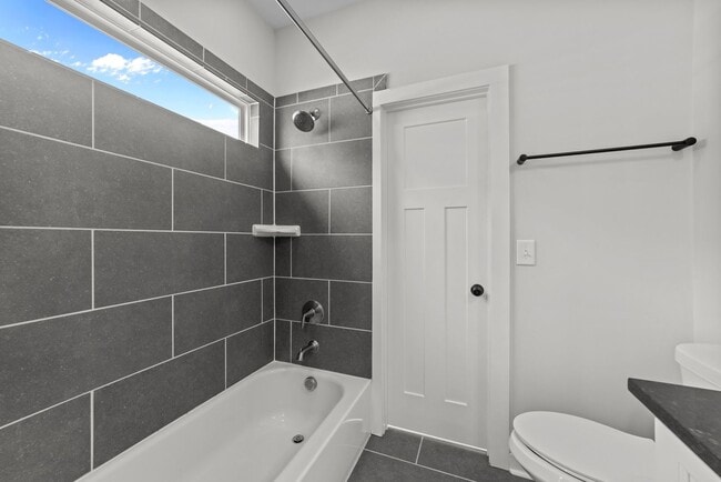 Building Photo - Modern 3 Bedroom home inside Downtown Raleigh, Fenced-in Backyard, Updated Kitchen, Pet Friendly!