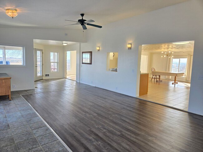 Building Photo - LIght Filled Rambler-Flexible lease term-