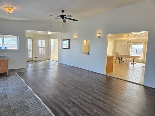 Building Photo - Spectacular New Remodel-Flexible lease term-