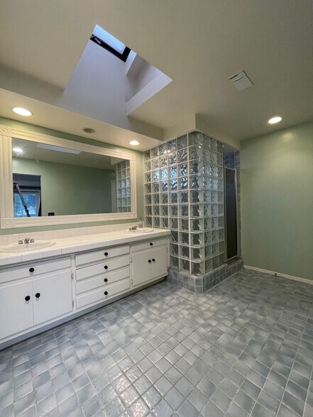 Building Photo - 14 Tangerine