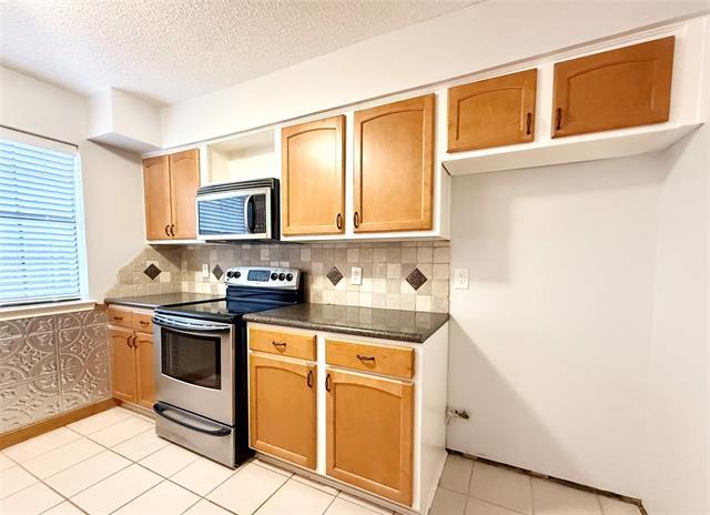 Building Photo - 628 St Charles Dr