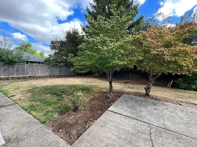 Building Photo - 530 SE 12th Ave