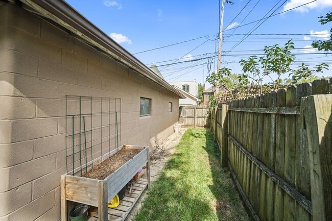 Building Photo - 116 Hanford St