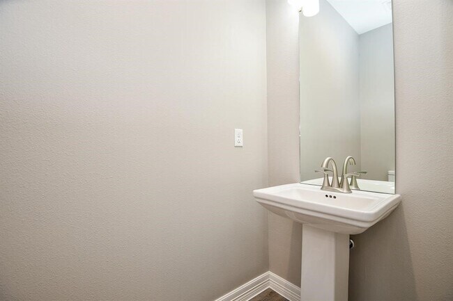 Building Photo - 5262 Ella Blvd