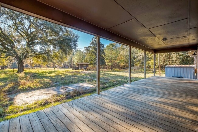 Building Photo - 5 bed 2.5 bath home with acreage