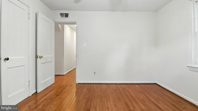 Building Photo - 6911 Arlington Blvd