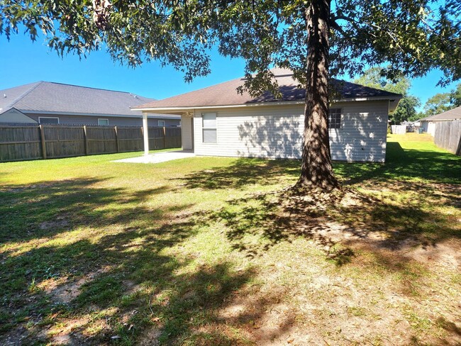 Building Photo - Small-Pet Friendly! Spacious 3/2 Home Loca...