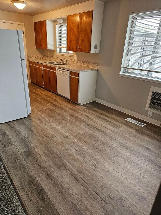 Building Photo - Beautifully Renovated 3 Bedroom, 1 1/2 Bathroom Duplex on the Boise Bench! Newer Carpet and Paint.