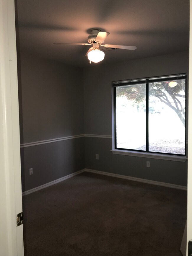 Building Photo - 2010 S Elm St