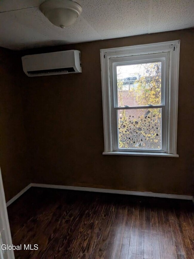 Building Photo - 318 27th St