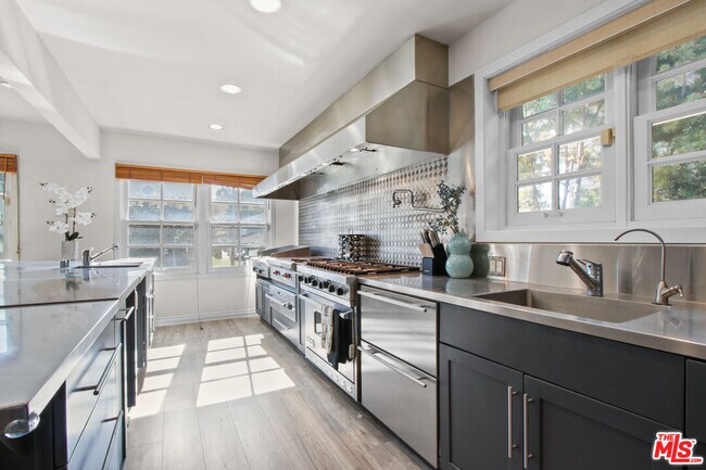 Building Photo - 9509 Cresta Dr