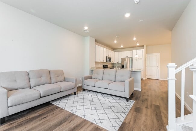 Building Photo - Beautiful 3 Bed, 2.5 Bath Townhome