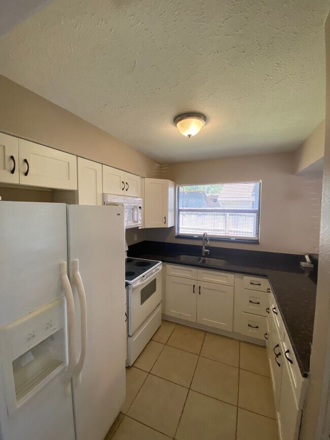 Building Photo - RANCH STYLE 3 BEDROOM 2 BATH  - NEAR USF & BUSCH GARDENS