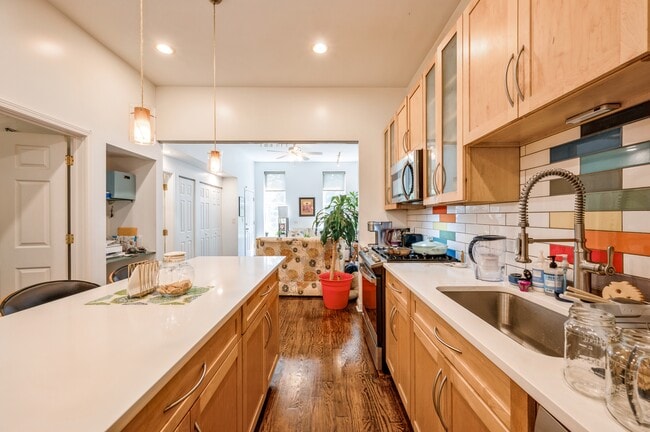 Building Photo - 616 S Oakley Blvd