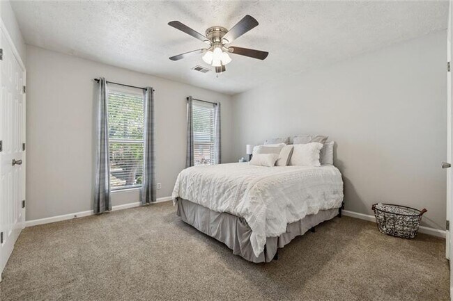 Building Photo - 135 N River Dr