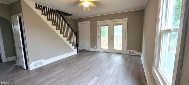 Building Photo - 104 Middleneck Ln